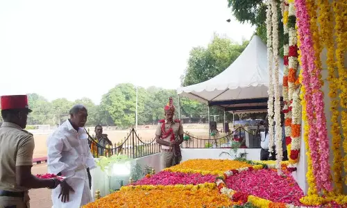 காவல்துறையில் பணியின் போது இறந்த போலீசாருக்கு மரியாதை