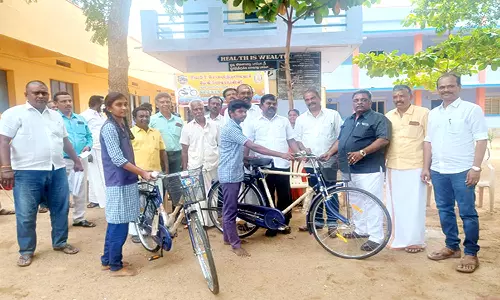 சிவகிரி சேனைத்தலைவர் மேல்நிலைப் பள்ளியில் மாணவர்களுக்கு இலவச சைக்கிள்