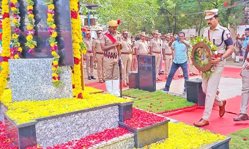 எஸ்.பி.பாலாஜி சரவணன் தலைமையில்  தூத்துக்குடியில் காவலர் வீர வணக்க நாள் நிகழ்ச்சி - 54 குண்டுகள் முழங்க மரியாதை செலுத்தப்பட்டது