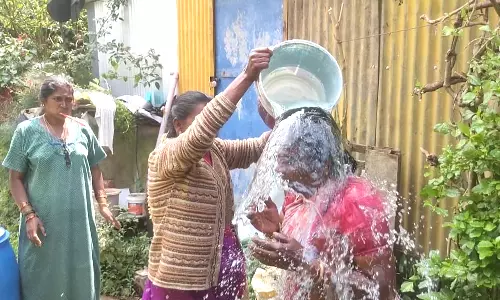 குன்னூரில் நகராட்சி அலுவலகம் முன்பு  பெண் தீக்குளிக்க முயற்சி