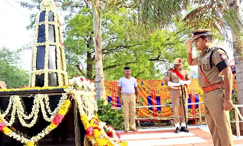 பாளை ஆயுதப்படை மைதானத்தில் வீரமரணம் அடைந்த காவலர்களுக்கு 30 குண்டுகள் முழங்க மரியாதை- டி.ஐ.ஜி. பிரவேஷ்குமார் பங்கேற்பு
