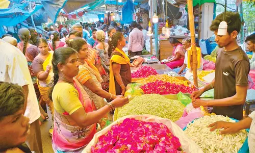 ஆயுத பூஜையையொட்டி சேலத்தில் ஒரு கிலோ மல்லிகை ரூ.700-க்கு விற்பனை