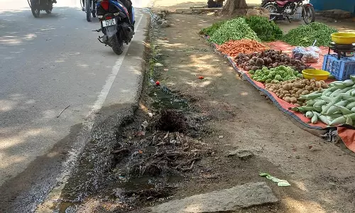குந்தாரப்பள்ளி அருகே கழிவுநீர் கால்வாய் இல்லாததால் பொதுமக்கள் அவதி சாலையில் சாக்கடை நீர் செல்லும் அவலம்