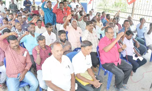 கிருஷ்ணகிரியில் தமிழ்நாடு மின் ஊழியர் மத்திய அமைப்பினர் தர்ணா போராட்டம்