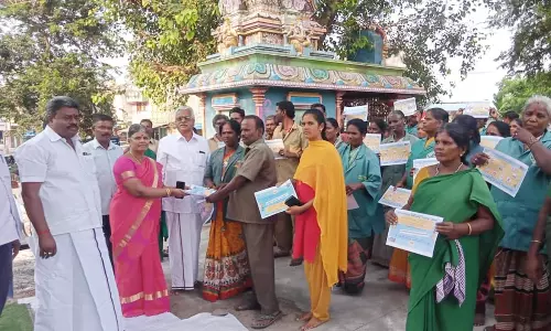 அரூர் பேரூராட்சியில் தூய்மை பணியாளர்களுக்கு கணக்கெடுப்பு பற்றிய விழிப்புணர்வு நோட்டீஸ் விநியோகம்