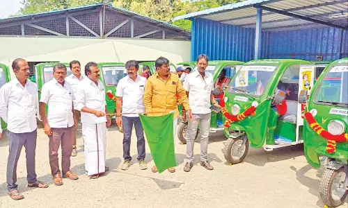 ஓசூரில் தூய்மைப் பணிக்காக 30 பேட்டரி வாகனங்கள் இயக்கம்மேயர் சத்யா கொடியசைத்து தொடங்கி வைத்தார்