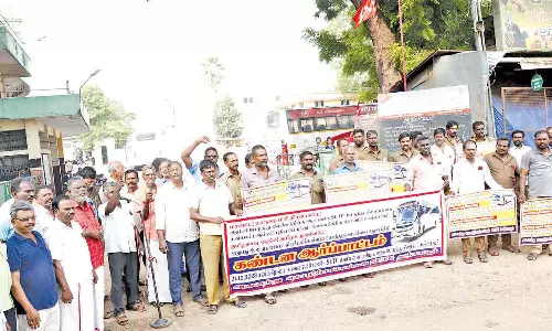 தஞ்சையில், போக்குவரத்து தொழிற்சங்கத்தினர் ஆர்ப்பாட்டம்