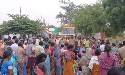 உடுமலை அருகே குடிநீர் கேட்டு பொதுமக்கள் சாலை மறியல்