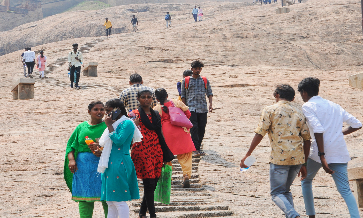 திண்டுக்கல் மலைக்கோட்டையில் குவிந்த பொதுமக்கள்