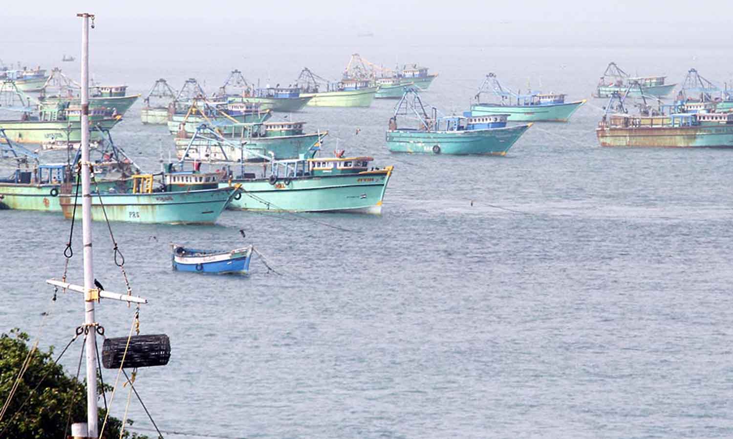 பாம்பன் துறைமுகத்தில் 1-ம் எண் புயல் எச்சரிக்கை கூண்டு ஏற்றம்