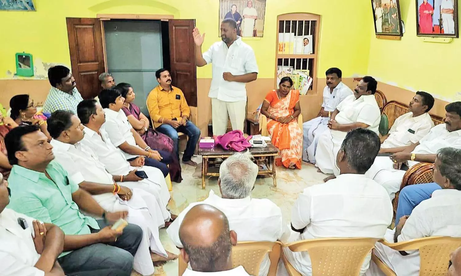 சங்கரன்கோவில் பொதுக்கூட்டம் - அ.தி.மு.க. நிர்வாகிகளுக்கு மாவட்ட செயலாளர் பாராட்டு சங்கரன்கோவில் பொதுக்கூட்டம் - அ.தி.மு.க. நிர்வாகிகளுக்கு மாவட்ட செயலாளர் பாராட்டு