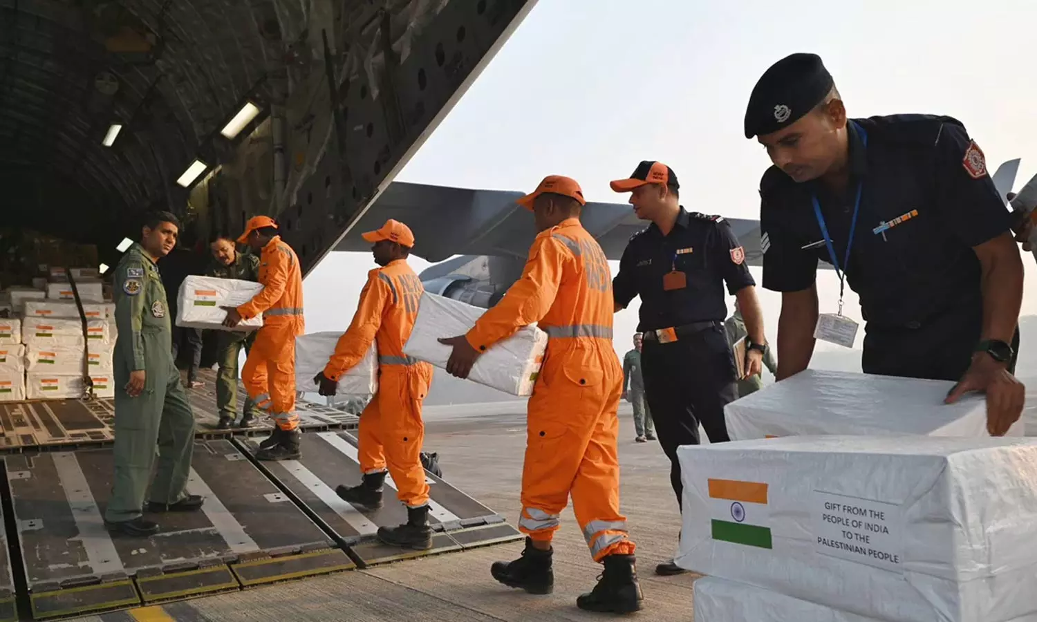 உயிர் காக்கும் மனிதாபிமான உதவிப் பொருள்களை காசாவுக்கு அனுப்பி வைத்தது இந்தியா