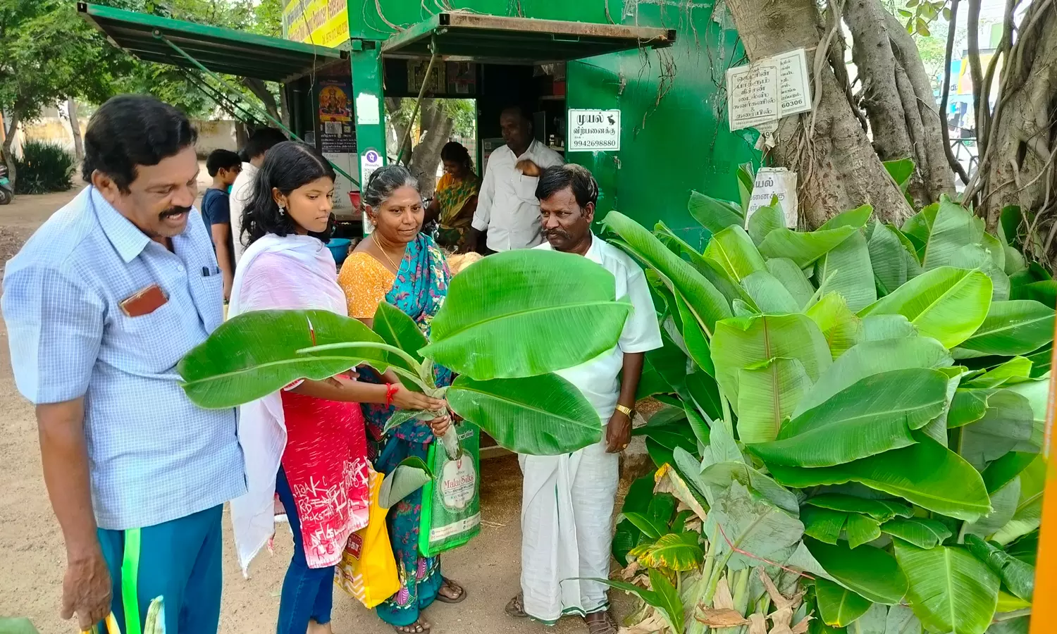 நாளை ஆயுதபூஜையை முன்னிட்டு திண்டுக்கல்லில் களைகட்டிய கடைவீதிகள் நாளை ஆயுதபூஜையை முன்னிட்டு திண்டுக்கல்லில் களைகட்டிய கடைவீதிகள்