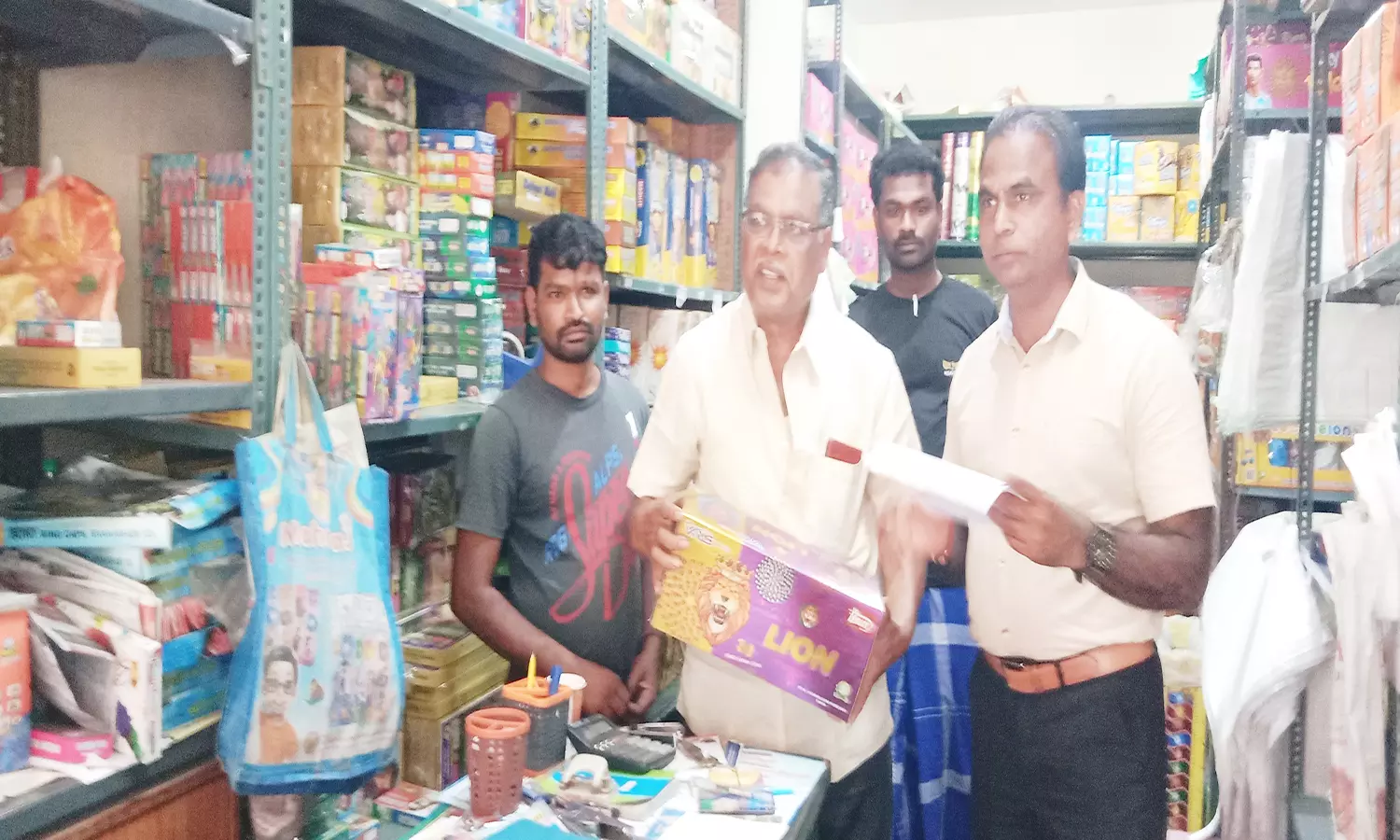 வேலூரில் உள்ள பட்டாசு கடைகளில் தாசில்தார் திடீர் ஆய்வு வேலூரில் உள்ள பட்டாசு கடைகளில் தாசில்தார் திடீர் ஆய்வு