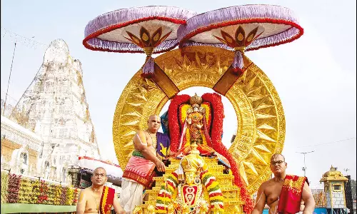 நவராத்திரி பிரம்மோற்சவம்: சூரிய, சந்திர பிரபை வாகனத்தில் மலையப்பசாமி வீதிஉலா