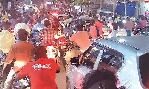 தொடர் விடுமுறை: புதுச்சேரியில் குவிந்த சுற்றுலா பயணிகள்