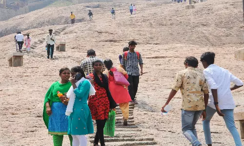 திண்டுக்கல் மலைக்கோட்டையில் குவிந்த பொதுமக்கள்