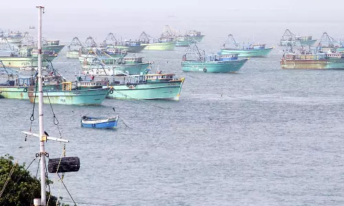 பாம்பன் துறைமுகத்தில் 1-ம் எண் புயல் எச்சரிக்கை கூண்டு ஏற்றம்