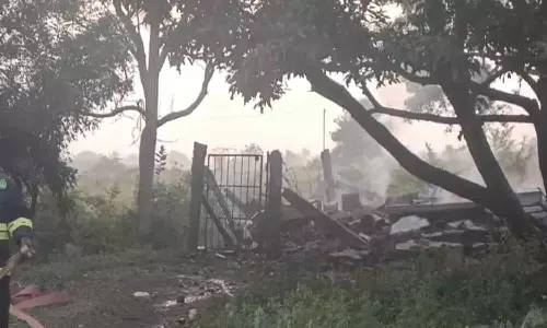 பென்னாகரம் அருகே இன்று காலை  பட்டாசு குடோன் வெடித்து தரைமட்டம்