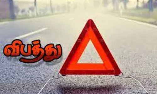 சிறுவர்கள் ஓட்டிய கார் மோதி விபத்து;யூனியன் அதிகாரி உயிர் தப்பினார்