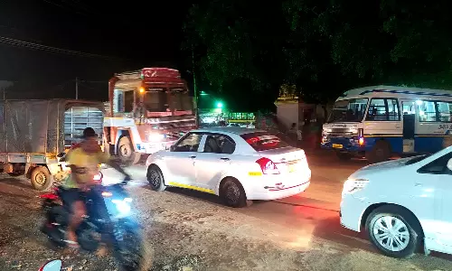 போக்குவரத்து நெருக்கடியில் சிக்கித் தவிக்கும் பாவூர்சத்திரம்-பாதுகாப்பு பணியில் போலீசார் நிறுத்தப்படுவார்களா?