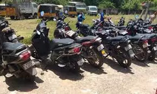 வேகமாக சென்ற இருசக்கர வாகனங்கள் பறிமுதல்