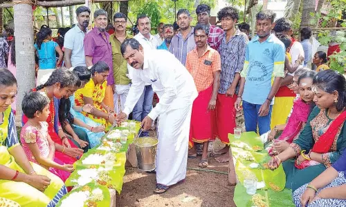 வடக்கு தாமரைகுளம் ஞானமுத்தீஸ்வரர் முத்தாரம்மன் கோவிலில் சமபந்தி விருந்து