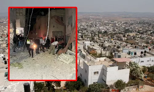 காசா மீது தாக்குதலை தீவிரப்படுத்த இஸ்ரேல் திட்டம்: மேற்கு கரையில் மசூதி மீது குண்டுவீச்சு