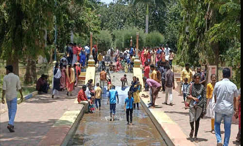 கொடிவேரி-பவானிசாகரில் குவிந்த சுற்றுலா பயணிகள்