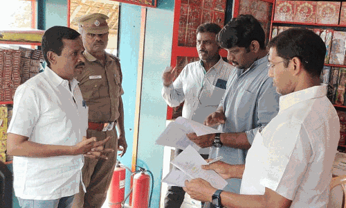 பட்டாசு கடைகளில் தீ-தொழில் பாதுகாப்பு குழு திடீர் ஆய்வு