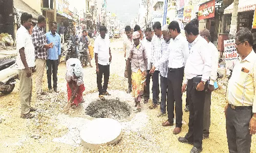 மாடவீதியில் சிமெண்டு சாலை பணிகளை கலெக்டர் ஆய்வு