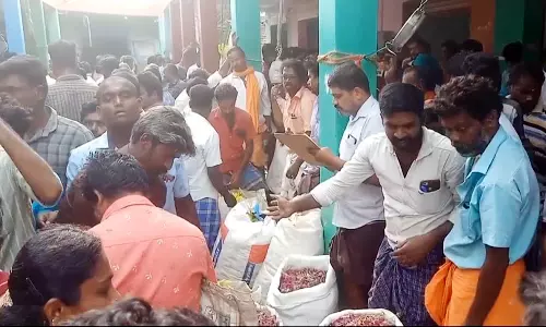 ஆயுதபூஜை, விஜயதசமியையொட்டி நிலக்கோட்டையில் பூக்கள் விலை கிடுகிடு உயர்வு