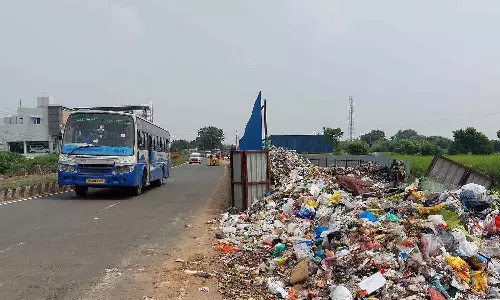 சென்னை-திருப்பதி சாலையோரம் கொட்டப்படும் குப்பைகள் துர்நாற்றத்தால் வாகன ஓட்டிகள் அவதி