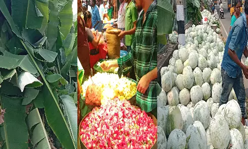 ஆயுத பூஜை பொருட்கள் வாங்க அலைமோதிய கூட்டம்