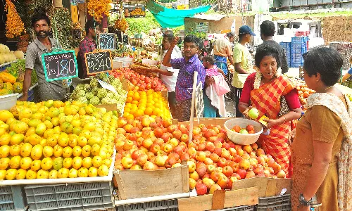 ஆயுத பூஜையையொட்டி குமரி மார்க்கெட்டுகள், கடை வீதிகளில் கூட்டம் அலைமோதியது