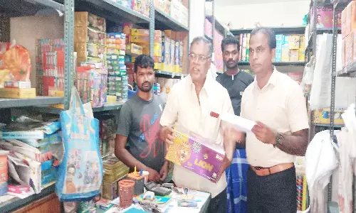 வேலூரில் உள்ள பட்டாசு கடைகளில் தாசில்தார் திடீர் ஆய்வு