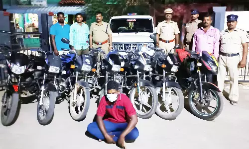 திருட்டில் ஈடுபட்ட வாலிபர் கைது