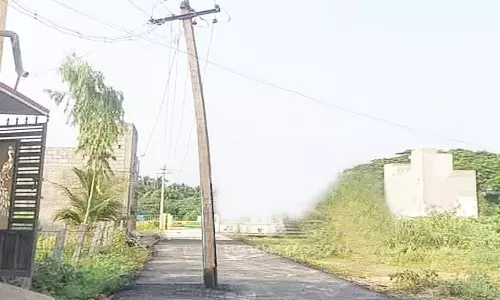 உதயேந்திரம் பேரூராட்சியில் மின்கம்பத்துடன் சேர்த்து போடப்பட்ட தார்சாலை