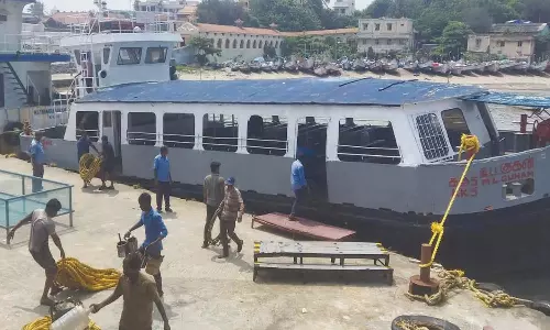 சீரமைப்பு பணி முடிந்ததால் சுற்றுலா படகை கடலில் இறக்கி சோதனை ஓட்டம்