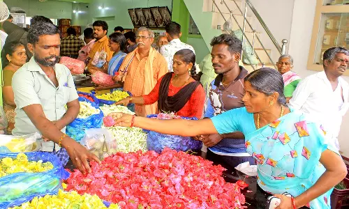நாளை ஆயுத பூஜையையொட்டி  நெல்லை மார்க்கெட்டுகளில் பொருட்கள் வாங்க குவிந்த மக்கள் கூட்டம்-பூக்கள், காய்கறிகள் விலை உயர்ந்தது