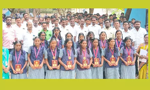 மாணவர்களுக்கு பரிசளிப்பு