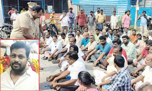 வண்டலூர் அருகே அ.தி.மு.க. கவுன்சிலர் வெடிகுண்டு வீசி கொலை: 5 பேர் கும்பல் கொடூர தாக்குதல்