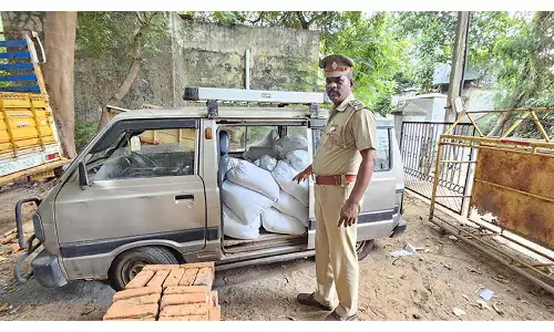 தென்பெண்ணையாற்றில் காரில் மணல் மூட்டைகள் கடத்தல்