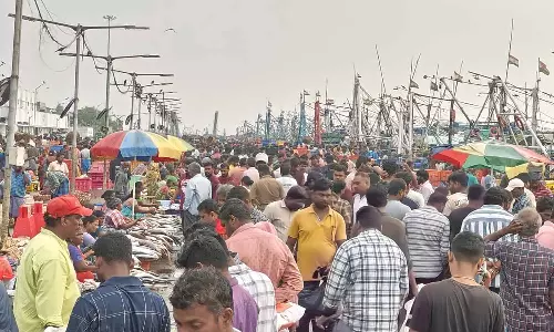 காசிமேடு மார்க்கெட்டில் மீன் வாங்க குவிந்த கூட்டம்