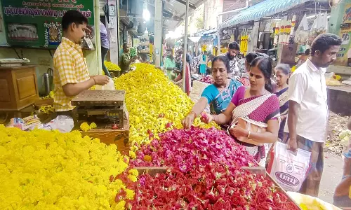 கடலூரில் பூக்களின் விலை கிடு கிடு உயர்வு: 800 ரூபாய்க்கு குண்டு மல்லி விற்பனை