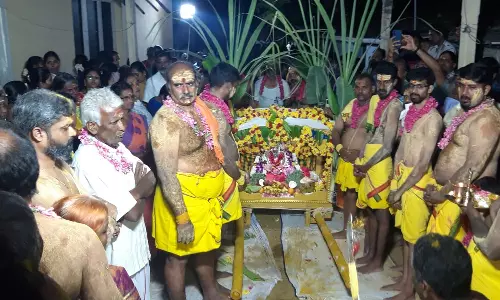 கோவை வெள்ளக்கிணர் அம்மன் கோவிலில் நவராத்திரி கொலு
