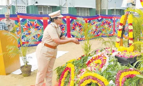 காவலர் வீரவணக்க நாள் அனுசரிப்பு