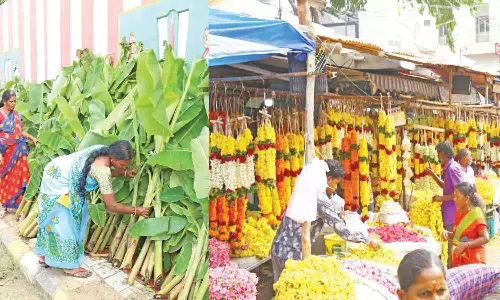 ஆயுத பூஜை பொருட்கள் வாங்க   பொதுமக்கள் குவிந்தனர்: திருப்பூர் மாவட்டத்தில் களை கட்டிய கடை வீதிகள் மார்க்கெட்டுகள் : போலீசார் தீவிர கண்காணிப்பு