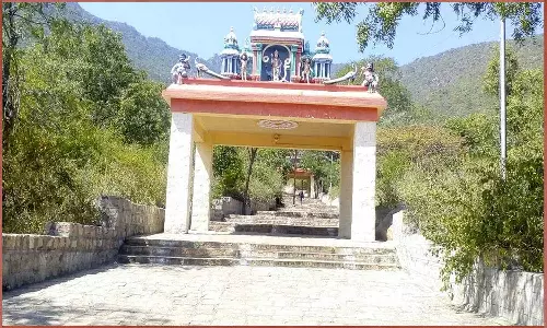 குறி சொன்னால் பலிக்கும் புளியமரத்து மேடை