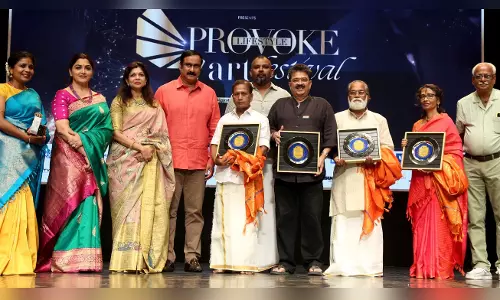 கலைத்துறையில் சாதனை படைத்த கலைஞர்களுக்கு வாழ்நாள் சாதனையாளர் விருது- அன்புமணி ராமதாஸ், குஷ்பு வழங்கினர்